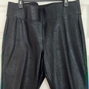 Faux leather textured stretch pixie psnts